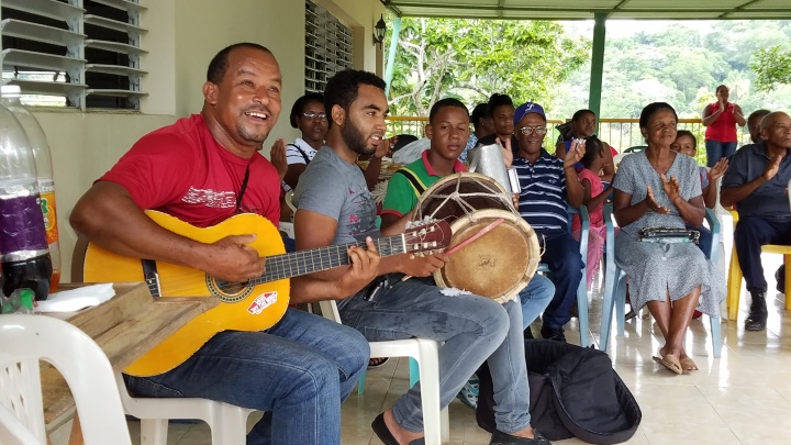Merengue musicians, with guitar and drum and guida.